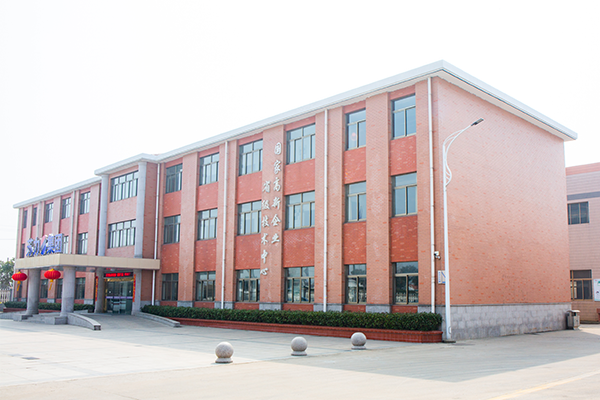 苏力股份是国家高新技术企业，是盐城市最早一批获得“新三板”上市的企业。公司创建三十年来一直从事涂装及环保设备的研发、设计、生产与营销，是国内涂装行业的集成商和解决方案提供商。先后为日本三菱重工、丹麦马士基、郑州宇通、厦门金龙、中国一汽、北汽集团、中联重科、徐工集团、三一重工等国内外品牌企业提供了若干条涂装生产线。公司拥有独立的省级涂装设计研究院，在与国机集团、中汽公司、北京航天航空大学、长春九院、上海机电设计研究院、中汽研等科研院所战略合作的基础上，成立了省级技术中心和新材料新工艺的省级研发中心。2015年，苏力股份还通过了作为国机集团生产基地的综合考评。


苏力股份占地面积15万平方米，其中建筑面积近12万平方米。公司现有员工680多名，其中大专学历以上研发、设计和工程技术人员120名，雄厚的技术实力和先进的管理模式、严格的质控体系和生产设备，不但造就了苏力涂装的品牌，也为我国涂装及环保设备的自主创新作出了突出的贡献。二0一0年以来公司先后获得新型实用和发明专利五十八项，其中实用型专利二十二项、发明专利三十六项，移动式大件喷漆烤漆装置和超宽薄膜同步拉伸机加热保温装置还一举填补了国内涂装领域的两项空白。 　　