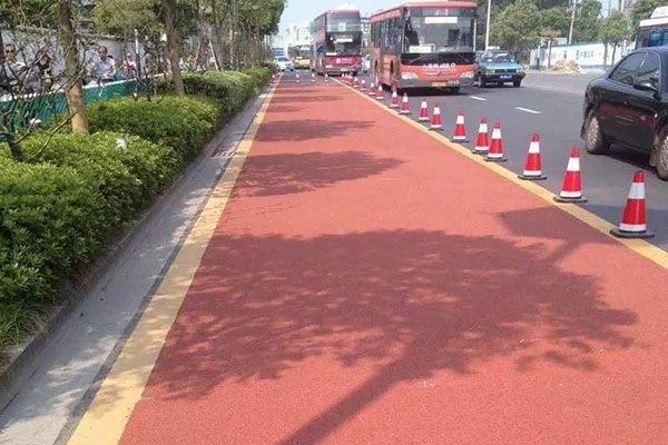 上海舜彩建材科技股份有限公司的前身是上海正迪地坪材料有限公司，是一家集研发、生产、销售、施工于一体的大型地坪及道路行业股份制高新技术企业。舜彩股份拥有上海、西安、成都、北京、广州五家生产基地，参与编制了15项国家标准和行业规范，并拥有18项产品及施工技术专利。舜彩股份总部位于世界经济金融中心----上海市，自成立以来，经过近20年的发展，上海舜彩已经成为华东地区乃至全国地坪及道路行业大的企业之一，并于2018年注册商标苏舜彩。舜彩股份的产品，严格遵照国际标准的质量管理体系及环境管理体系进行生产管理，其产品质量、施工技术均已成为国内地坪涂装及道路铺装行业参照的标准。

舜彩股份拥有近20年地坪施工及道路铺装行业丰富的专业技术经验，生产及施工的产品主要有：环氧地坪系列、聚氨酯地坪系列、防静电地坪系列、塑胶体育地坪系列、密封固化剂地坪系列、硬化耐磨地坪系列、重防腐地坪系列、彩砂地坪系列、环氧磨石地坪系列、水泥自流平浆系列、彩色防滑路面系列、生态透水混凝土系列、艺术压模压印地坪系列等产品，适合于全国各地不同客户的广泛需求。舜彩股份自成立伊始就顺利通过了ISO9001国际质量管理体系，ISO14000国际环境管理体系，ISO18000国际职业健康安全管理体系等一系列国际体系认证，始终致力于保护环境、节约能源，严格遵守各项行业及国家技术标准，始终把安全和环保放在首要位置。舜彩股份生产的材料产品，多次被评为全国工程建材首选品牌，中国著名品牌、舜彩股份更是多次被评为质量、服务、诚信AAAAA级企业、中国地坪施工及道路铺装行业好品牌，凭借多年的诚信经营、励精图治，舜彩股份已经在全国地坪施工及道路铺装行业树立了卓越的信誉和口碑。

舜彩股份目前拥有30支专业的地坪及道路施工队伍，从业人员达到300余名，所有从业人员都接受过舜彩股份的良好培训。不但我们的项目管理人员专业有素，而且稳定、专业的施工队伍和管理队伍，更是保证了舜彩股份在全国范围内同时承接施工多个大型工程。

舜彩股份的产品市场和工程服务已遍及烟草、电子、医药、食品、重工业机械、汽车行业、银行、航空、造纸、化妆品、地下停车场等社会生活的各个领域。我们成功地为广船国际、中烟集团、江淮汽车、马牌轮胎、特变电工集团、世博会展馆、比亚迪、通用电气、通用汽车、英特尔、松下电器、上海大众、三星半导体、南京紫峰大厦、万达广场、美特斯邦威、可口可乐、一汽集团、伟创力、上海电厂、秦山核电站、宝钢集团、杜邦、陶氏化学、恩华药业、韩泰轮胎、上海建工集团、恒大、新城、万科、绿地、德基、中信、金鹰等国内外著名企业提供了优质的产品及精良的施工服务。无论从产品质量、技术方案，还是到现场施工、售后服务，我们都能把每个环节做到尽善尽美。

舜彩股份依据强大的服务网络和公司实力，20年来，在全国范围内完成了超过6000项各类地坪及道路铺装工程，工程总量超过5000万平方米，并涉足非洲，澳洲，南美洲，东南亚市场。2017年，舜彩股份的营业额达到空前的4.59亿元人民币，我们的客户从民营企业到世界500强，遍布全国各地，舜彩股份用良好的产品质量和工程服务赢得了全体客户的一致好评。

近20年来，舜彩股份一直以高品质的材料产品和精良的工程服务为业界树立了典范，以严谨的想象力和高效的执行力为广大客户带来了极佳的满意服务。作为极具责任感的社会企业，舜彩股份始终坚持以客户为中心，随时随地准备为广大客户提供各种专业的技术咨询及工程服务，为广大客户解决各种各样的疑难问题，真正做到无愧于全球客户给予我们的美誉。