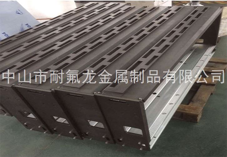 中山市耐氟龙金属制品有限公司—位于中山市三角镇金三大道西3号，厂房面积3000平方米。是一家专注于高性能铁氟龙喷涂、(化工设备防腐内衬四氟)的大型加工厂家。

公司拥用大小规格烤炉共8台，其中最大规格的工业烤炉长8米、宽3.5米、高3.5米，喷砂机2台，喷粉机、喷枪30台。可满足各行业不同规格产品的喷涂作业，现有设备年产量可达到千万以上。公司原材料采用美国杜邦-Teflon、华福xylan-PTFE、SOLVAY-halar(ECTFE)、日本大金DALKN、奥绮斯摩、台湾惠宝龙等国内外大型铁氟龙涂料供应厂家，保证产品涂层的高品质质量。
铁氟龙喷涂厚度在不同领域上可以从15微米至1500微米，能满足客户在不同领域的需求而选择不同特性涂料涂层加工，特氟龙有着防腐蚀性、高纯度洁净性、不粘性、自润滑性、耐磨性、耐高低温性（-193℃至260℃）、绝缘性等，在各工业中（半导体行业，制药行业，化工行业，锂电池设备行业、电镀清洗行业、橡胶硅胶行业，）等都能有使用到它的地方。
                                            
公司始终坚持“科技先导，品质第一，精益求精，用户至上，诚实取信，服务尽善尽美”的宗旨，竭诚欢迎国内外新老客户合作，携手共进共创辉煌。