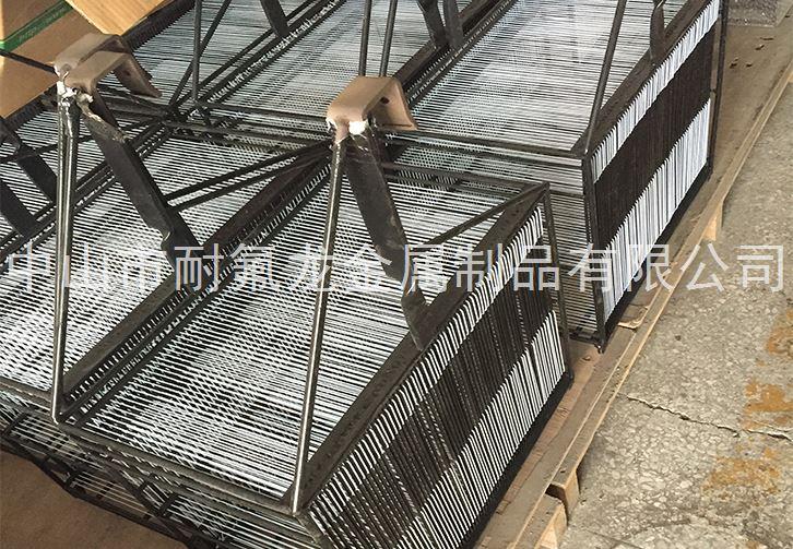 中山市耐氟龙金属制品有限公司—位于中山市三角镇金三大道西3号，厂房面积3000平方米。是一家专注于高性能铁氟龙喷涂、(化工设备防腐内衬四氟)的大型加工厂家。

公司拥用大小规格烤炉共8台，其中最大规格的工业烤炉长8米、宽3.5米、高3.5米，喷砂机2台，喷粉机、喷枪30台。可满足各行业不同规格产品的喷涂作业，现有设备年产量可达到千万以上。公司原材料采用美国杜邦-Teflon、华福xylan-PTFE、SOLVAY-halar(ECTFE)、日本大金DALKN、奥绮斯摩、台湾惠宝龙等国内外大型铁氟龙涂料供应厂家，保证产品涂层的高品质质量。
铁氟龙喷涂厚度在不同领域上可以从15微米至1500微米，能满足客户在不同领域的需求而选择不同特性涂料涂层加工，特氟龙有着防腐蚀性、高纯度洁净性、不粘性、自润滑性、耐磨性、耐高低温性（-193℃至260℃）、绝缘性等，在各工业中（半导体行业，制药行业，化工行业，锂电池设备行业、电镀清洗行业、橡胶硅胶行业，）等都能有使用到它的地方。
                                            
公司始终坚持“科技先导，品质第一，精益求精，用户至上，诚实取信，服务尽善尽美”的宗旨，竭诚欢迎国内外新老客户合作，携手共进共创辉煌。